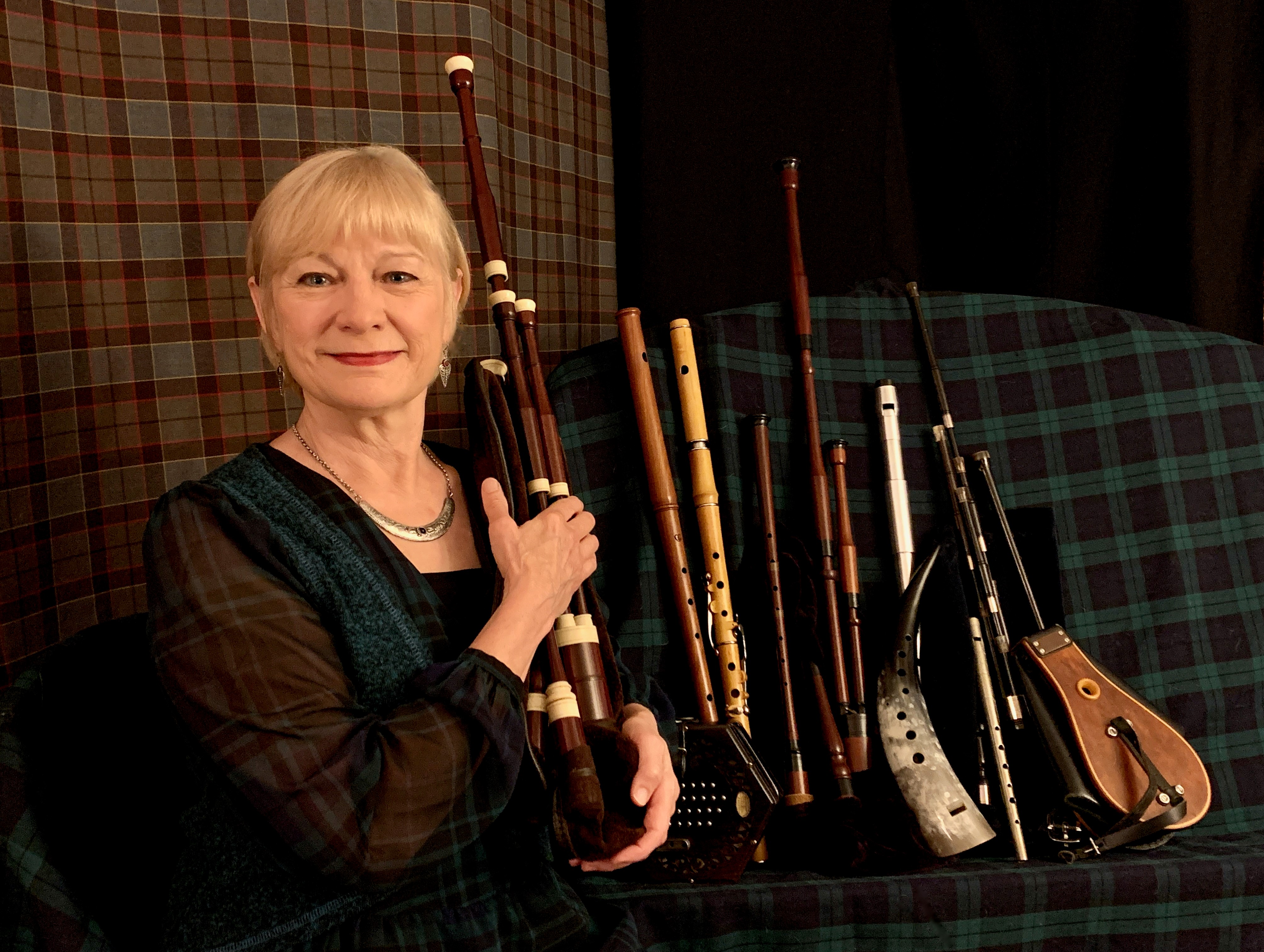 photo of Laura MacKenzie with bagpipes