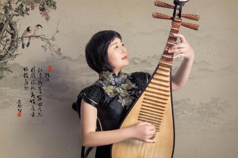 Gao hong playing a Pipa